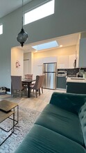 444 6th St W in North Vancouver, BC - Building Photo - Building Photo