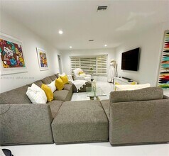 9230 SW 68th St in Miami, FL - Building Photo - Building Photo