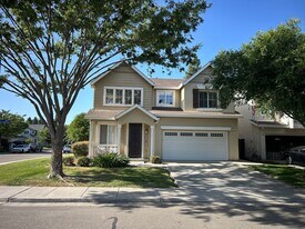 667 Harold Smith Dr in Tracy, CA - Building Photo