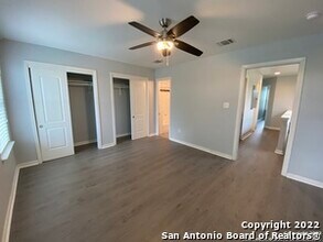 527 S Olive St in San Antonio, TX - Foto de edificio - Building Photo