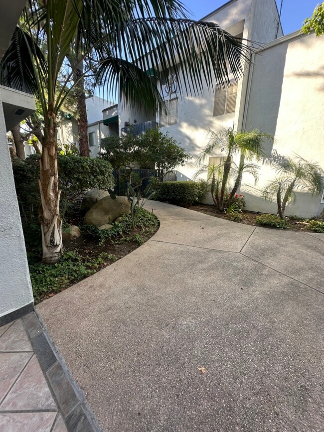 18645 Hatteras St, Unit 102 in Tarzana, CA - Building Photo - Building Photo