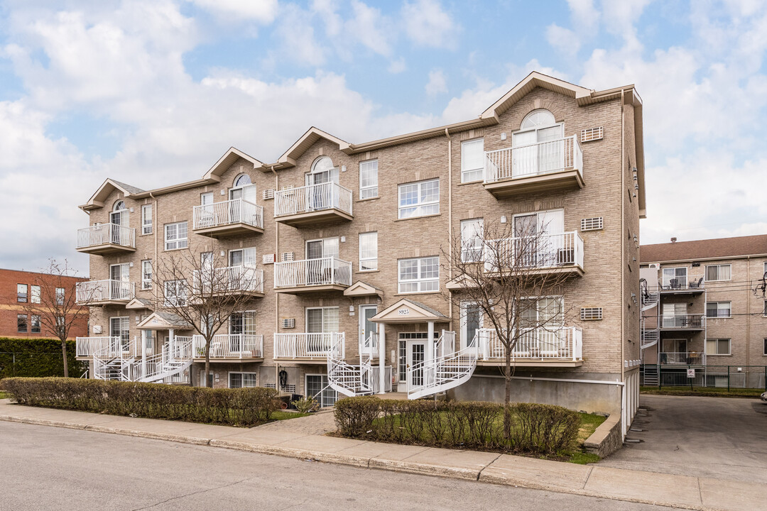 René-Descartes Av in Montréal, QC - Building Photo