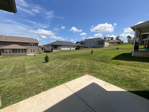 1413 W Jay St in Ozark, MO - Foto de edificio - Building Photo