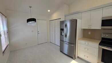 5622 Royal Lake Cir in Boynton Beach, FL - Building Photo - Building Photo
