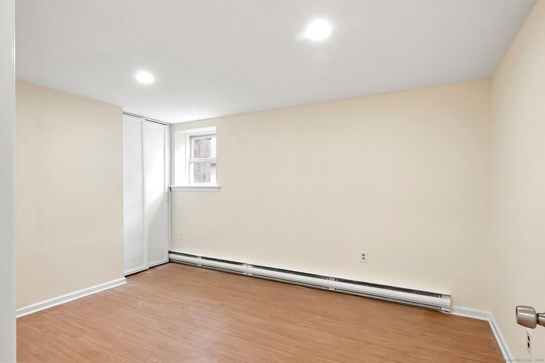 78 Dora St in Stamford, CT - Building Photo