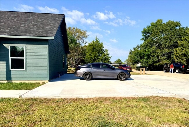 502 Ross Sterling Ave in Anahuac, TX - Building Photo - Building Photo