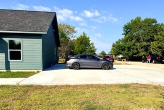 502 N Ross Sterling in Anahuac, TX - Building Photo - Building Photo