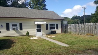 8562 Guinea Rd in Gloucester Point, VA - Building Photo