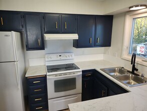 6329 E 32nd Ave-Unit -unit 3 in Anchorage, AK - Foto de edificio - Building Photo
