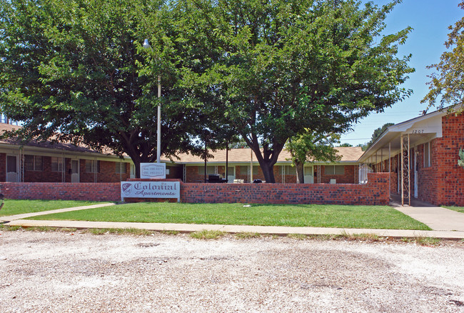 COLONIAL APARTMENTS in Plainview, TX - Building Photo - Building Photo