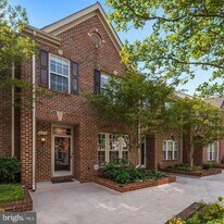 6126 Madison Crest Ct in Falls Church, VA - Building Photo