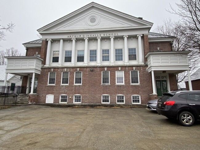 144 High St in Farmington, ME - Foto de edificio - Building Photo