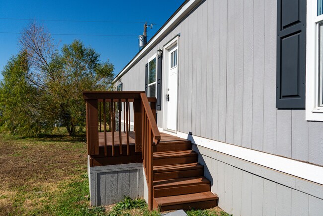 114 Shady Grove Dr in Sanger, TX - Building Photo - Building Photo