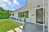 10610 NE 11th Ct in Miami Shores, FL - Building Photo - Building Photo