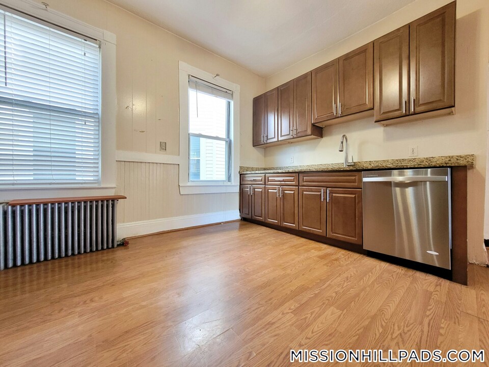 110 Howland St in Boston, MA - Building Photo