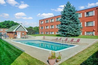 Bristol Square in Colorado Springs, CO - Foto de edificio - Building Photo