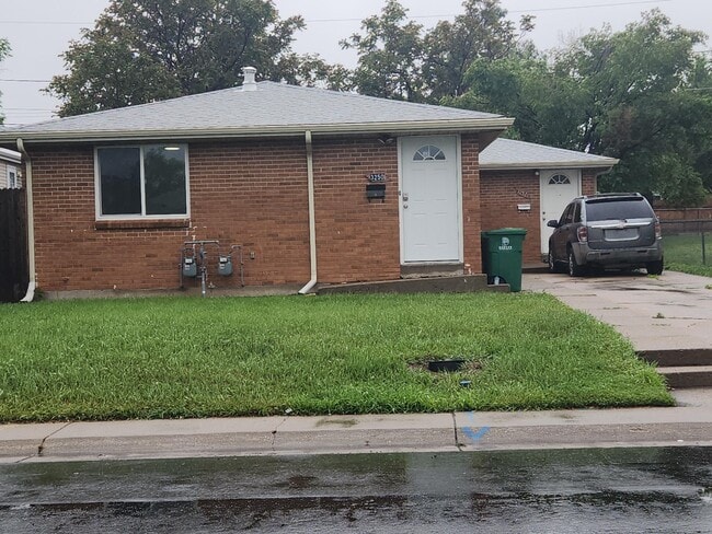 property at 3250 W Custer Pl