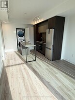 395 Square One Dr in Mississauga, ON - Building Photo