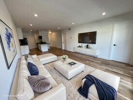 1284 Havenhurst Dr, Unit 202 in West Hollywood, CA - Building Photo