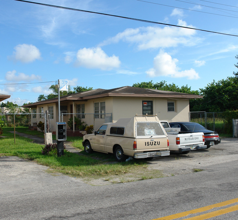 655-665 NE 85th St in Miami, FL - Building Photo