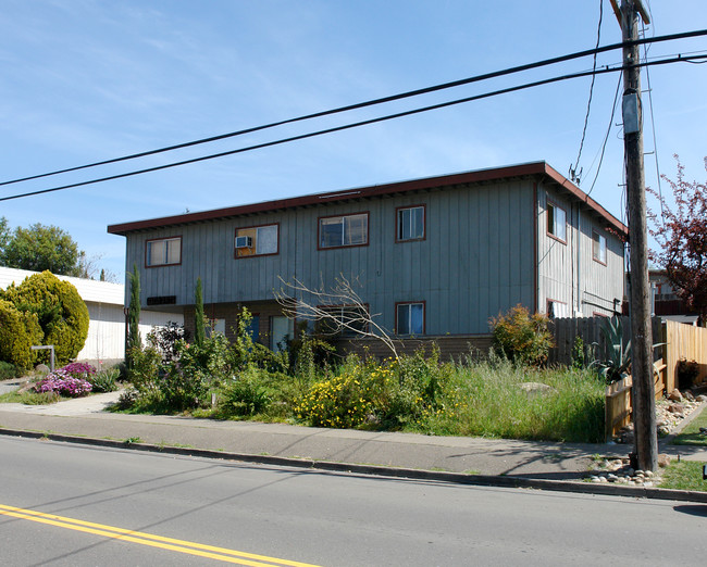 Westwood Apartments in Healdsburg, CA - Building Photo - Building Photo