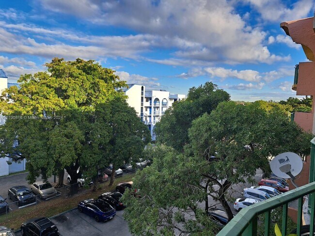 9360 Fontainebleau Blvd in Miami, FL - Foto de edificio - Building Photo