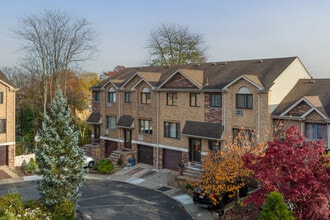 Hills North Condominiums in Staten Island, NY - Foto de edificio - Building Photo