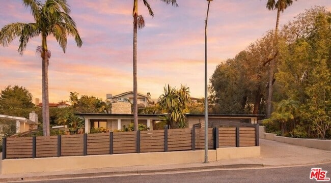 1341 Charmel Pl in Los Angeles, CA - Building Photo - Building Photo