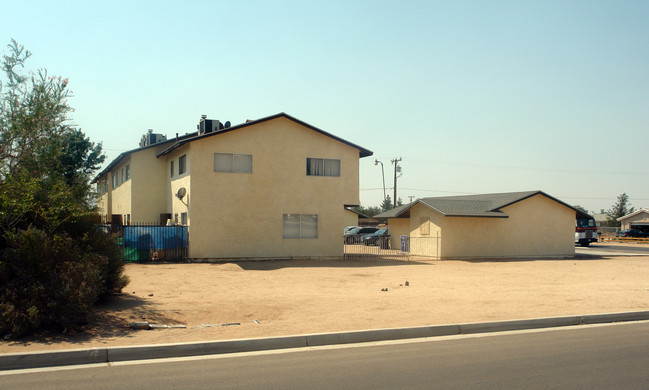 12075 Morning Star Rd in Apple Valley, CA - Building Photo - Building Photo