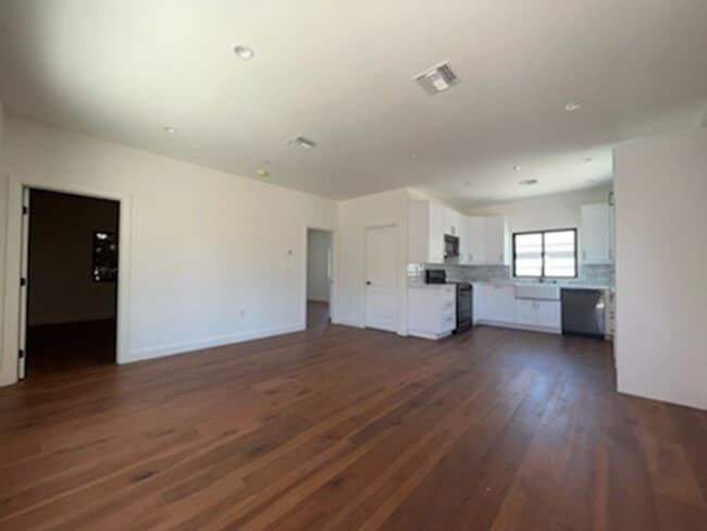 7507 Hesperia Ave in Reseda, CA - Foto de edificio - Building Photo