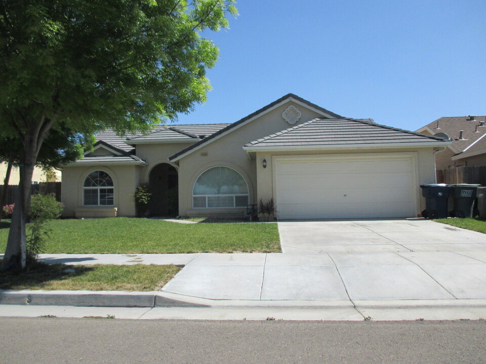 550 Castlerock Ave in Los Banos, CA - Building Photo