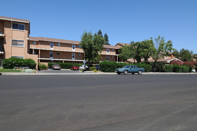 Courtside Towers Apartments in Woodland, CA - Foto de edificio - Building Photo