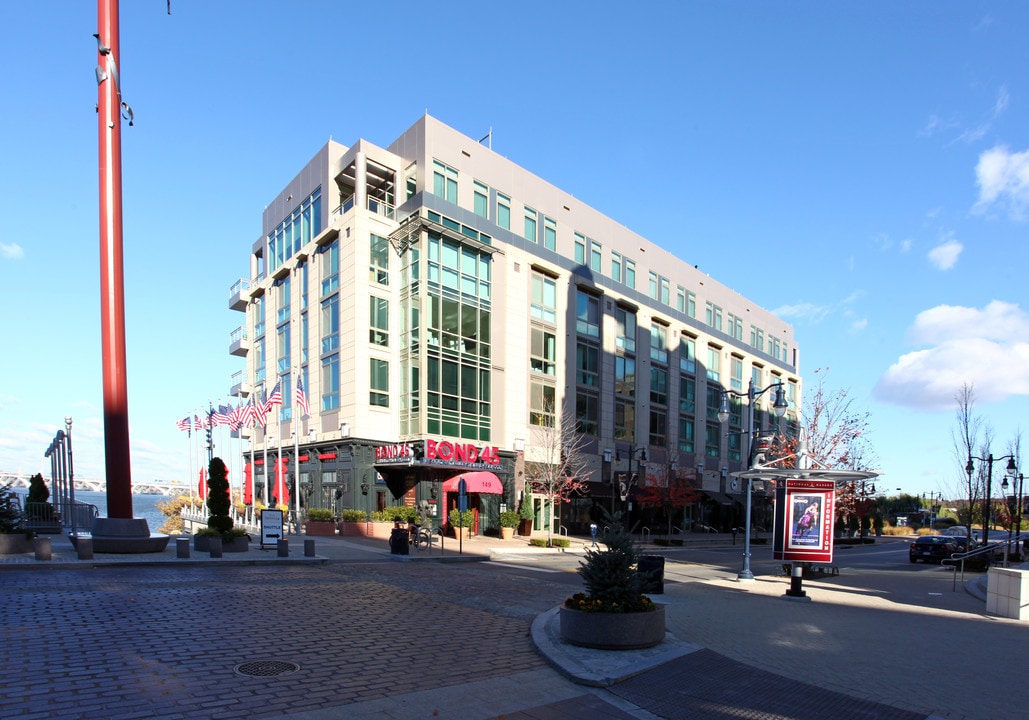 Waterfront Street in Oxon Hill, MD - Foto de edificio