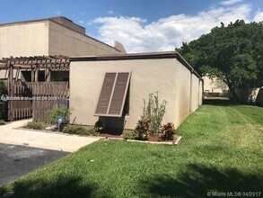 1001 NW 124th Ave in Pembroke Pines, FL - Building Photo - Building Photo