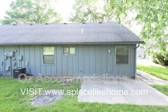 117 SE Greystone Dr in Lee's Summit, MO - Building Photo - Building Photo