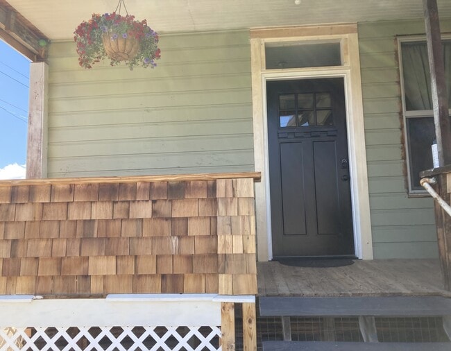 215-1/2 N Emmett in Butte, MT - Foto de edificio - Building Photo