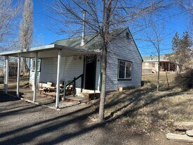 300 Ash St in Adin, CA - Building Photo