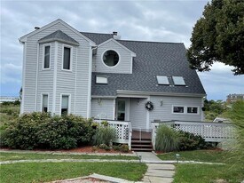 105 Elm St in Stonington, CT - Building Photo