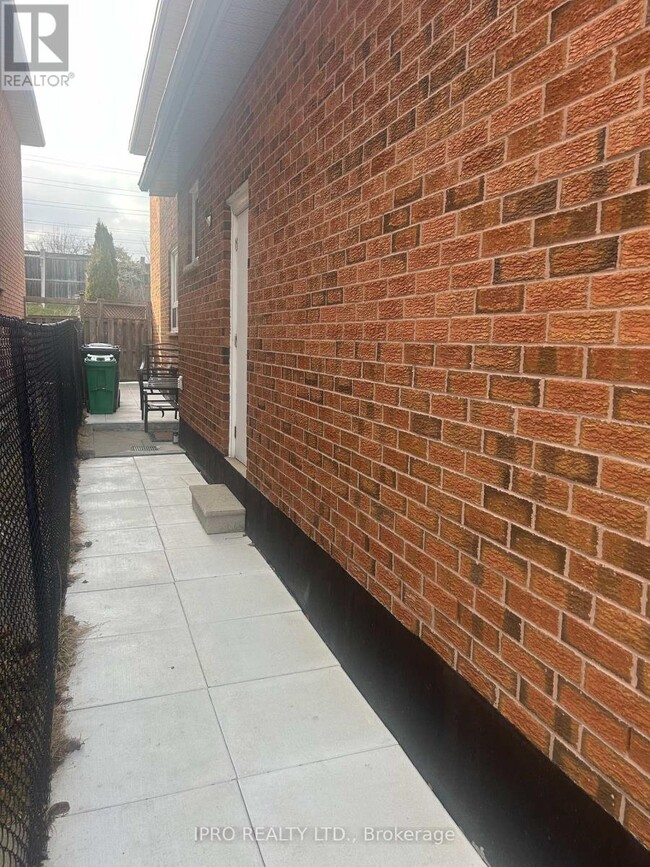 7477 Doverwood Dr in Mississauga, ON - Building Photo - Building Photo