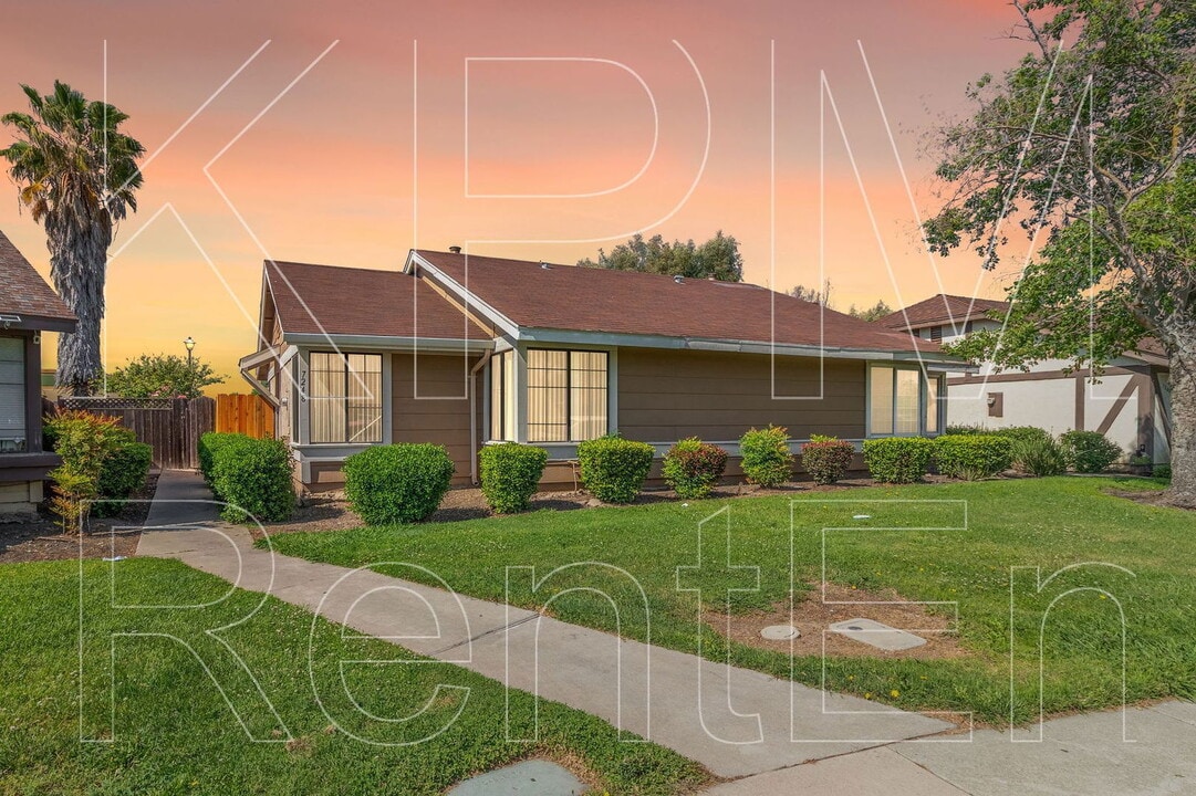 7248 Tristan Cir in Stockton, CA - Building Photo