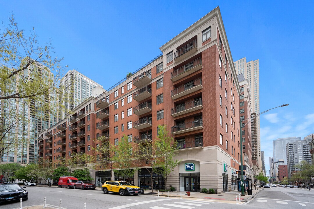 33 W Huron St in Chicago, IL - Building Photo