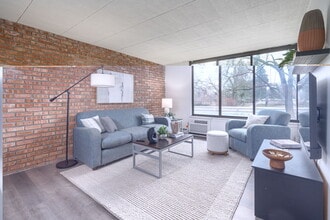 Cedar Village Apartments in East Lansing, MI - Foto de edificio - Building Photo