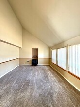 3036 NE Madison Ave in Bend, OR - Building Photo - Building Photo