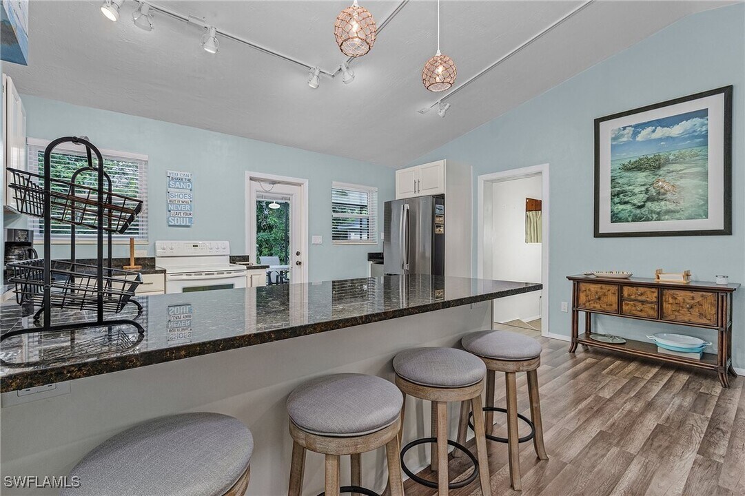1281 10th St N in Naples, FL - Foto de edificio