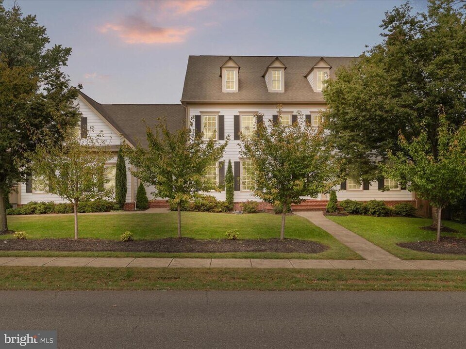 904 Locust St in Herndon, VA - Building Photo