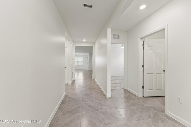 1145 Dugan CIR SE in Palm Bay, FL - Building Photo - Building Photo