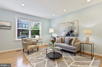 302 Todd Pl NE, Unit Apt # 1 in Washington, DC - Foto de edificio - Building Photo