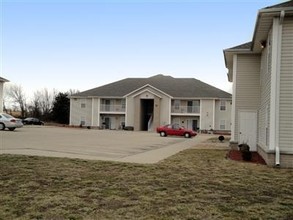 Pin Oak Apartments in Aurora, MO - Building Photo - Building Photo