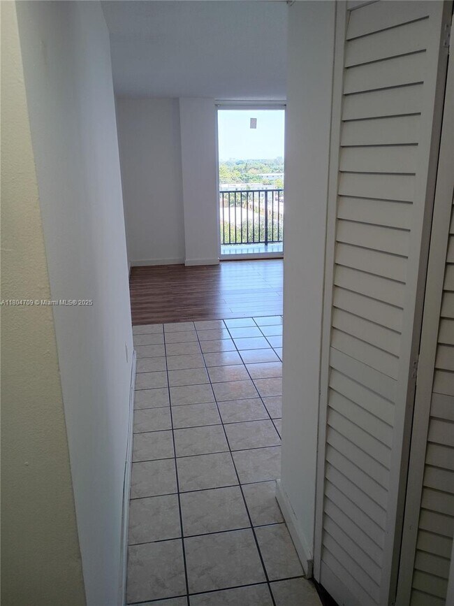 2075 NE 164th St in North Miami Beach, FL - Building Photo - Building Photo