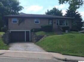 1685 Glen Oak St in Dubuque, IA - Building Photo